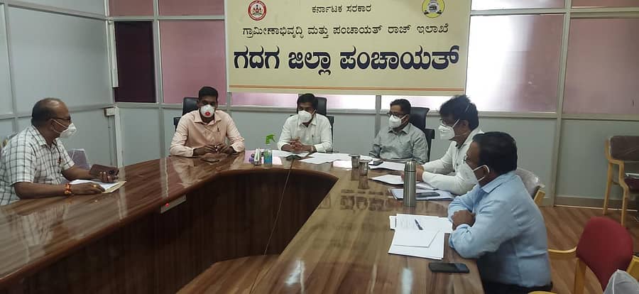 ಗದಗ ಜಿಲ್ಲಾಡಳಿತ ಭವನದಲ್ಲಿ ಶುಕ್ರವಾರ ನಡೆದ ತಾಲ್ಲೂಕು ಮಟ್ಟದ ಅಧಿಕಾರಿಗಳ ಸಭೆಯಲ್ಲಿ ಜಿಲ್ಲಾಧಿಕಾರಿ ಎಂ.ಸುಂದರೇಶ್ ಬಾಬು ಮಾತನಾಡಿದರು.