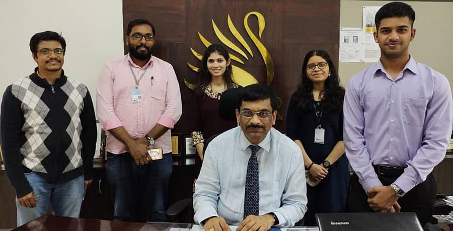 ವಿದ್ಯಾರ್ಥಿಗಳೊಂದಿಗೆ ಕಾಲೇಜಿನ ಪ್ರಾಚಾರ್ಯ ಡಾ. ಸಂಜಯ್ ಜೈನ್