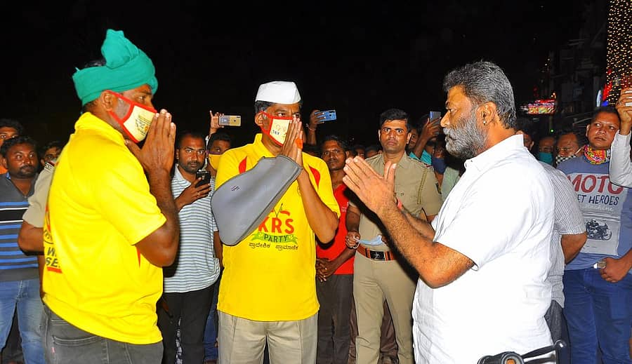 ‘ಚಲಿಸು ಕರ್ನಾಟಕ’ ಬೈಸಿಕಲ್‌ ಯಾತ್ರೆ ಕಾರ್ಯಕ್ರಮದ ನಂತರ ಕರ್ನಾಟಕ ರಾಷ್ಟ್ರ ಸಮಿತಿ ಪಕ್ಷದ ರಾಜ್ಯ ಅಧ್ಯಕ್ಷ ರವಿಕೃಷ್ಣಾರೆಡ್ಡಿ ಹಾಗೂ ಇತರೆ ಮುಖಂಡರು ಅರಣ್ಯ ಸಚಿವ ಆನಂದ್‌ ಸಿಂಗ್‌ ಅವರಿಗೆ ಕೈಮುಗಿದು ನಿರ್ಗಮಿಸಿದರು