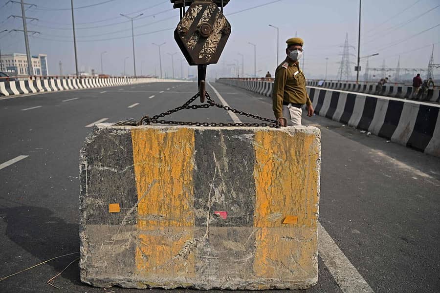 ಕೃಷಿ ಕಾಯ್ದೆಗಳ ರದ್ದತಿಗೆ ಆಗ್ರಹಿಸಿ ದೆಹಲಿಯಲ್ಲಿ ಪ್ರತಿಭಟನೆ ನಡೆಸಲು ಹೊರಟಿರುವ ರೈತರನ್ನು ತಡೆಯಲು ಶನಿವಾರ ಉತ್ತರ ಪ್ರದೇಶದ ಗಡಿಭಾಗ ಘಾಜಿಪುರ ಹೆದ್ದಾರಿಯನ್ನು ಬಂದ್ ಮಾಡಿರುವ ದೃಶ್ಯ.