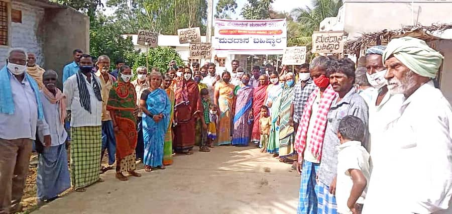 ನಿವೇಶನದ ಹಕ್ಕು ಪತ್ರ ನೀಡಲು ಅಧಿಕಾರಿಗಳು ವಿಳಂಬ ಧೋರಣೆ ಅನುಸರಿಸುತ್ತಿದ್ದಾರೆ ಎಂದು ಆರೋಪಿಸಿ ಹಿರೇಕೆರೂರ ತಾಲ್ಲೂಕಿನ ತಾವರಗಿ ಗ್ರಾಮಸ್ಥರು ಶನಿವಾರ ಪ್ರತಿಭಟನೆ ನಡೆಸಿದರು