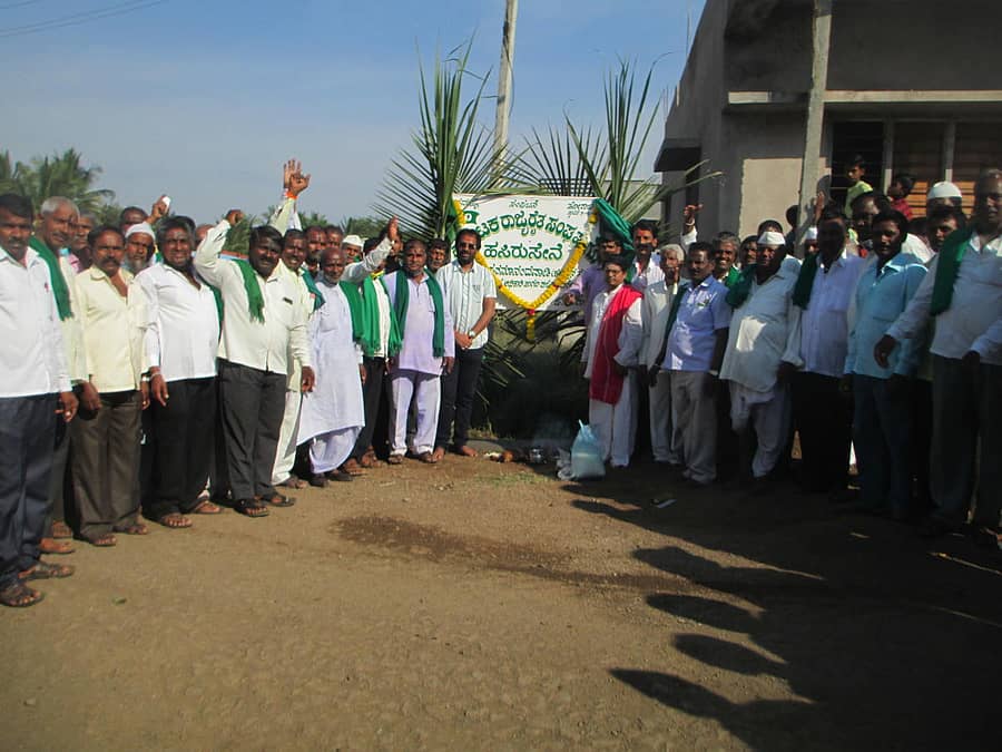 ಪರಮಾನಂದವಾಡಿಯ ಗ್ರಾಮದ ಕಲ್ಮೇಶ್ವರ ನಗರದಲ್ಲಿ ರಾಜ್ಯ ರೈತ ಸಂಘ ಹಾಗೂ ಹಸಿರು ಸೇನೆ ಘಟಕವನ್ನು ಅಭಿನವ ಕಲ್ಮೇಶ್ವರ ಸ್ವಾಮೀಜಿ ಹಾಗೂ ಮುಖಂಡರು ಉದ್ಘಾಟಿಸಿದರು