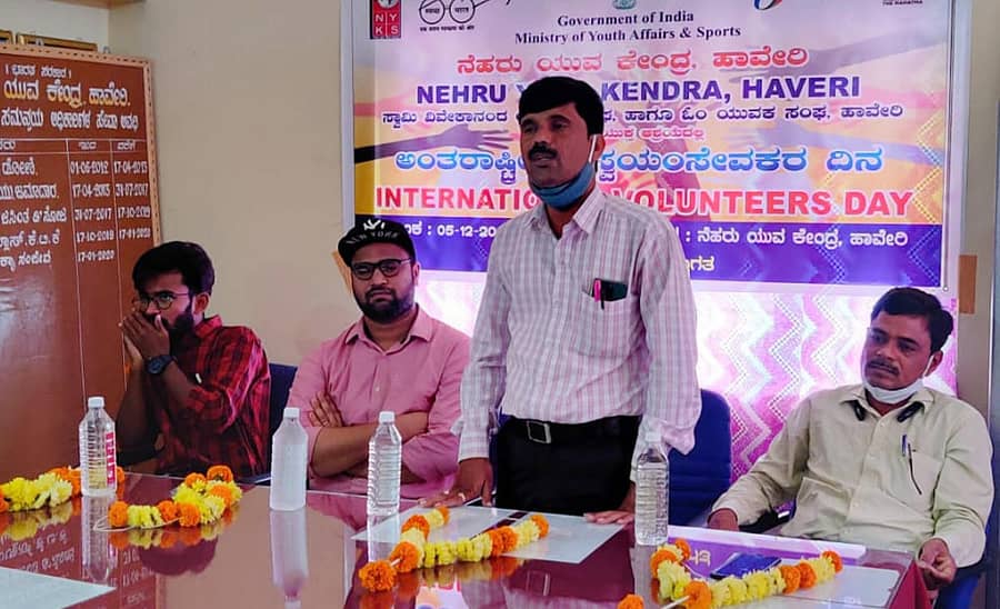 ಹಾವೇರಿ ನಗರದ ನೆಹರೂ ಯುವ ಕೇಂದ್ರದ ವತಿಯಿಂದ ಸ್ವಾಮಿ ವಿವೇಕಾನಂದ ಯುವಕ ಸಂಘ ಹಾಗೂ ಓಂ ಯುವಕ ಸಂಘದ ಆಶ್ರಯದಲ್ಲಿ ಶನಿವಾರ ಅಂತರರಾಷ್ಟ್ರೀಯ ಸ್ವಯಂ ಸೇವಕರ ದಿನ ಆಚರಿಸಲಾಯಿತು