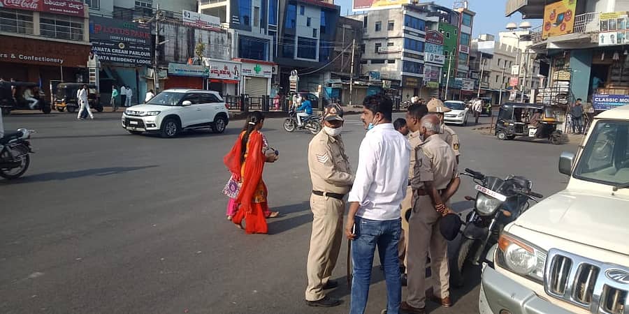 ಕಲಬುರ್ಗಿಯ ಸರ್ದಾರ್ ವಲ್ಲಭಭಾಯಿ ಪಟೇಲ್ ವೃತ್ತದಲ್ಲಿ ಶನಿವಾರ ಬೆಳಿಗ್ಗೆ ಜನಸಂಚಾರ ಎಂದಿನಂತೆ ಕಂಡು ಬಂತು