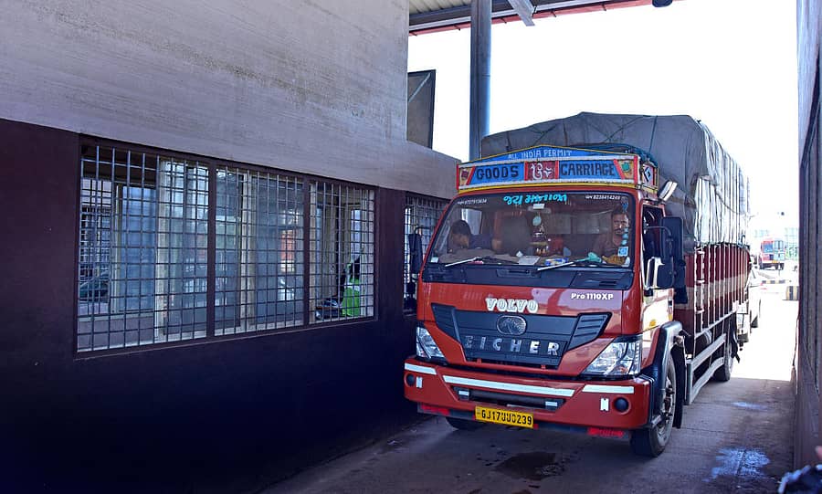 ಮಂಗಳೂರು–ಕಾಸರಗೋಡು ಗಡಿಯಲ್ಲಿರುವ ತಲಪಾಡಿ ಟೋಲ್ ಪ್ಲಾಜಾ (ಚಿತ್ರ: ಗೋವಿಂದರಾಜ ಜವಳಿ)