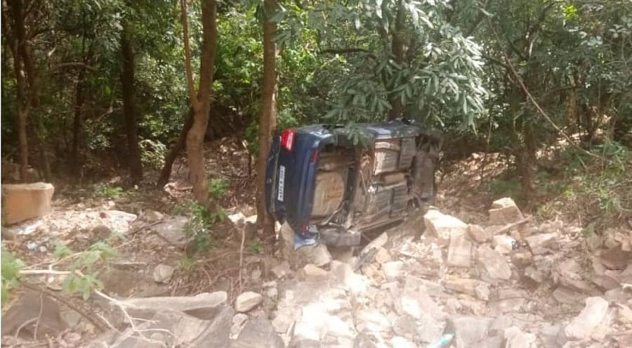 ಕೊಟ್ಟಿಗೆಹಾರ ಸಮೀಪದ ಚಾರ್ಮಾಡಿ ಘಾಟಿಯ ಬಿದಿರುತಳ ಎಂಬಲ್ಲಿ ಪ್ರಪಾತಕ್ಕೆ ಉರುಳಿರುವ ಕಾರು