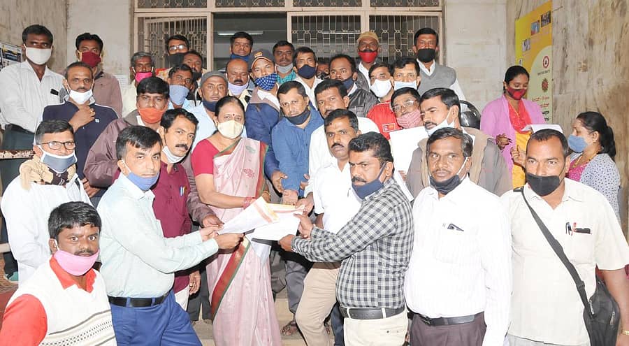 ಅನುದಾನಿತ ಶಾಲಾ, ಕಾಲೇಜುಗಳ ನೌಕರರಿಗೆ ನಿಶ್ಚಿತ ಪಿಂಚಣಿ ವ್ಯವಸ್ಥೆಗೆ ಆಗ್ರಹಿಸಿ ಅನುದಾನಿತ ಶಾಲಾ ಕಾಲೇಜುಗಳ ಪಿಂಚಣಿ ವಂಚಿತ ನೌಕರರ ಸಂಘದ ತುಮಕೂರು ಮತ್ತು ಮಧುಗಿರಿ ಶೈಕ್ಷಣಿಕ ಜಿಲ್ಲೆಯ ಪದಾಧಿಕಾರಿಗಳು ಜಿಲ್ಲಾಧಿಕಾರಿ ಕಚೇರಿಯಲ್ಲಿ ಮನವಿ ಸಲ್ಲಿಸಿದರು