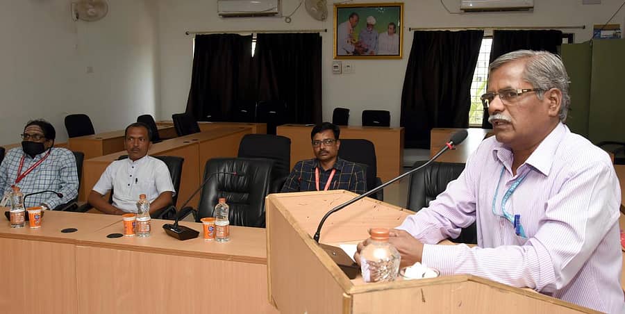 ಶರಣಬಸವ ವಿಶ್ವವಿದ್ಯಾಲಯದಲ್ಲಿ ಆಯೋಜಿಸಿದ್ದ ವಿಶ್ವ ಮಣ್ಣು ಆರೋಗ್ಯ ದಿನಾಚರಣೆ ಕಾರ್ಯಕ್ರಮದಲ್ಲಿ ಕೃಷಿ ಕಾಲೇಜಿನ ಹಿರಿಯ ಸಹಾಯಕ ಪ್ರಾಧ್ಯಾಪಕ ಹಾಗೂ ಕೃಷಿ ವಿಜ್ಞಾನಿ ಡಾ.ಎಂ.ಎ.ಬೆಳ್ಳಕ್ಕಿ ಮಾತನಾಡಿದರು