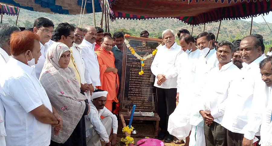 5ಎಸ್ಎಚ್ಪಿ 1: ಶಹಾಪುರ ನಗರದ ಚಾಂದ ಪ್ಯಾಲೇಸ್ ಹತ್ತಿರ ಶನಿವಾರ $1ಕೋಟಿ ವೆಚ್ಚದ ವಾಲ್ಮೀಕಿ ಭವನ ಕಟ್ಟಡದ ಅಡಿಗಲ್ಲು ಸಮಾರಂಭವನ್ನು ಶಾಸಕ ಶರಣಬಸಪ್ಪ ದರ್ಶನಾಪುರ ನೆರವೇರಿಸಿದರು