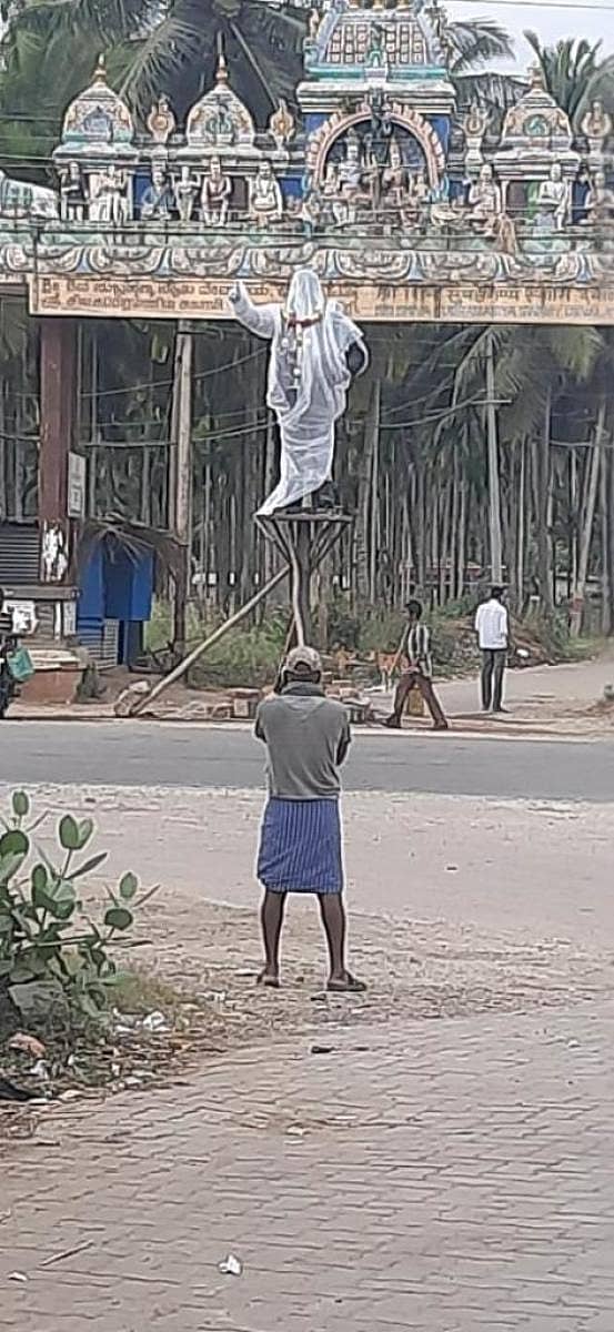 ತರೀಕೆರೆ ತಾಲ್ಲೂಕಿನ ಎಂ.ಸಿ.ಹಳ್ಳಿ ಗ್ರಾಮದಲ್ಲಿ ರಸ್ತೆಯ ಮಧ್ಯೆ ಡಾ.ಬಿ.ಆರ್. ಅಂಬೇಡ್ಕರ್ ಪ್ರತಿಮೆ ಇಟ್ಟಿರುವುದು