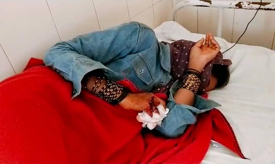 ತಂದೆಯಿಂದ ಹಲ್ಲೆಗೊಳಗಾಗಿ ಕೊಳ್ಳೇಗಾಲದ ಸರ್ಕಾರಿ ಉಪವಿಭಾಗ ಆಸ್ಪತ್ರೆಯಲ್ಲಿ ಚಿಕಿತ್ಸೆ ಪಡೆಯುತ್ತಿರುವ ಧನಲಕ್ಷ್ಮಿ.