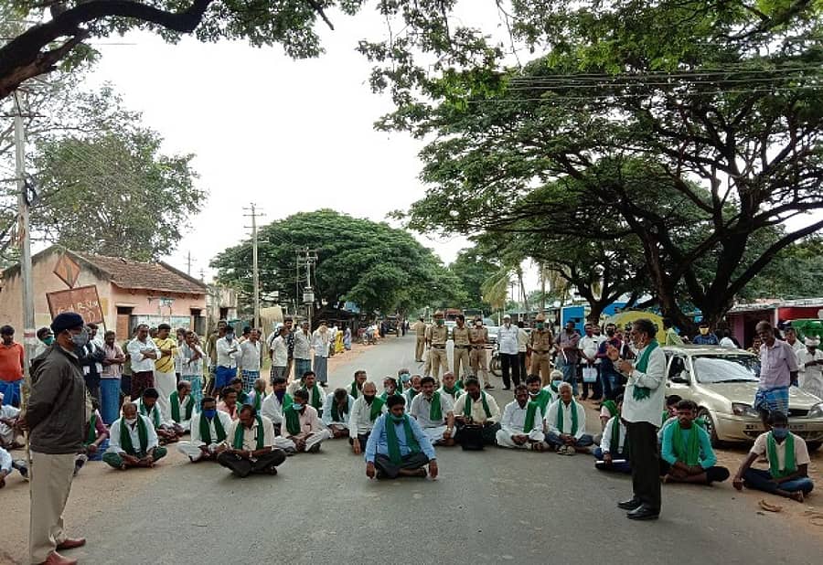 ಹೊಸದುರ್ಗ ತಾಲ್ಲೂಕು ರೈತ ಸಂಘ ಹಾಗೂ ಹಸಿರು ಸೇನೆ ಮುಖಂಡರು ಶನಿವಾರ ತಾಲ್ಲೂಕಿನ ಕೆಲ್ಲೋಡು ಗ್ರಾಮದಲ್ಲಿ ರಾಜ್ಯ ಹೆದ್ದಾರಿ ರಸ್ತೆ ತಡೆ ಚಳವಳಿ ನಡೆಸಿದರು.
