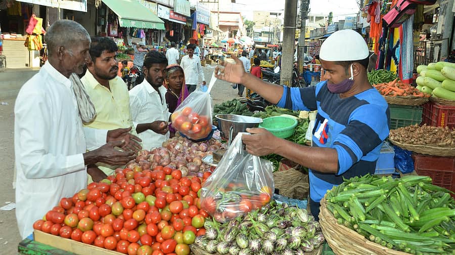 ಯಾದಗಿರಿಯ ರೈಲ್ವೆ ಸ್ಟೇಷನ್ ರಸ್ತೆಯ ತರಕಾರಿ ಮಾರುಕಟ್ಟೆ