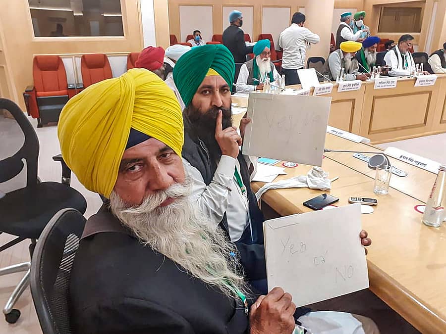 ಸರ್ಕಾರದ ಜೊತೆ ಶನಿವಾರ ನಡೆದ ಐದನೇ ಸುತ್ತಿ ಮಾತುಕತೆಯಲ್ಲಿ ‘ಹೌದು’, ಅಥವಾ ‘ಇಲ್ಲ’ ಎಂಬ ಭಿತ್ತಿಪತ್ರಗಳನ್ನು ರೈತ ಪ್ರತಿನಿಧಿಗಳು ಹಿಡಿದಿದ್ದರು–ಪಿಟಿಐ ಚಿತ್ರ