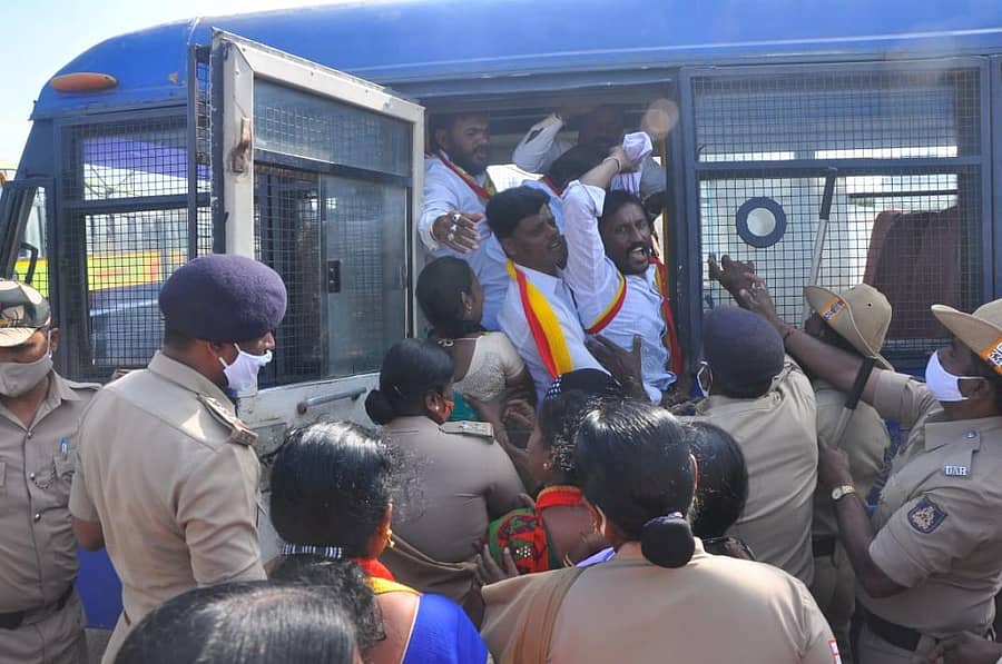 ರಸ್ತೆ ತಡೆಗೆ ಮುಂದಾದ ಕಾರ್ಯಕರ್ತರನ್ನು ಪೊಲೀಸರು ಬಂಧಿಸಿ ಕರೆದೊಯ್ದರು