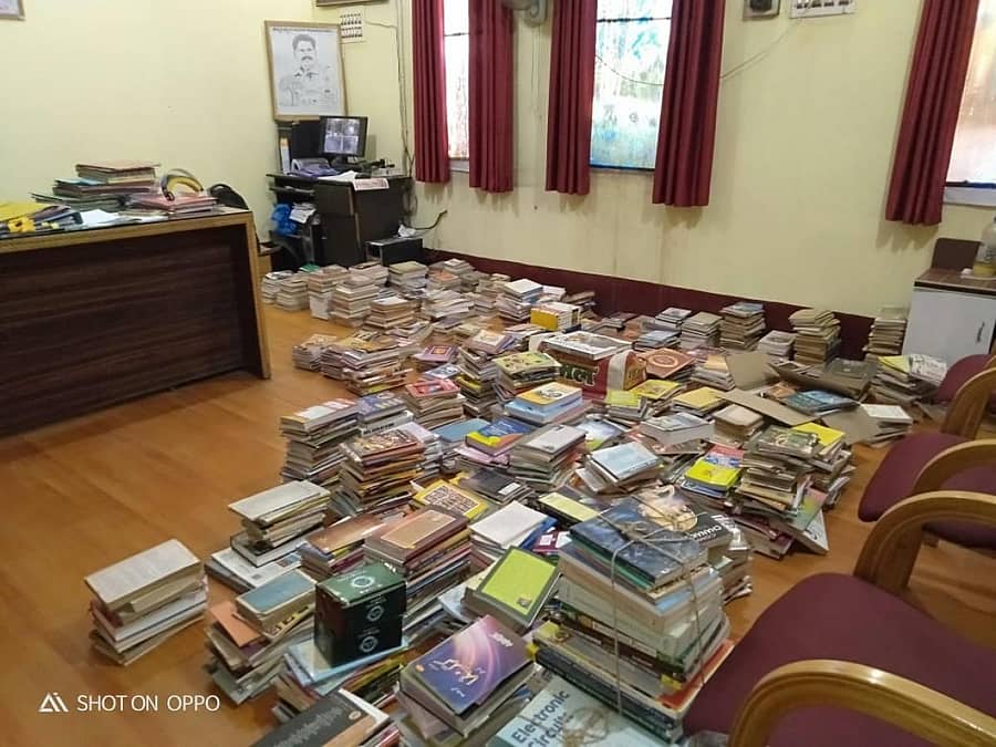 ಸಾರ್ವಜನಿಕರು ನೀಡಿರುವ ಪುಸ್ತಕಗಳನ್ನು ಗೋಕಾಕ ಬಿಇಒ ಕಚೇರಿಯಲ್ಲಿ ಸಂಗ್ರಹಿಸಲಾಗಿದೆ