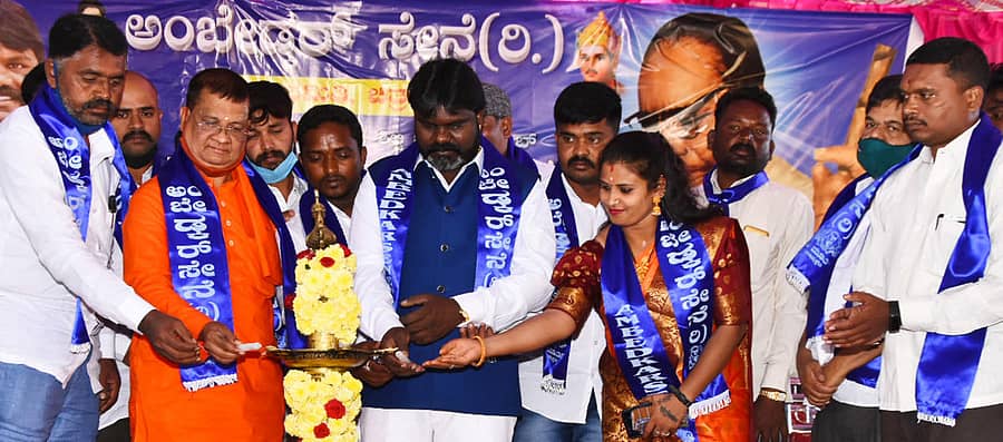 ಅಂಬೇಡ್ಕರ್‌ ಸೇನೆಯಿಂದ ನಡೆದ ಡಾ.ಬಿ.ಆರ್. ಅಂಬೇಡ್ಕರ್‌ ಅವರ ಪರಿನಿರ್ವಾಣ ಕಾರ್ಯಕ್ರಮವನ್ನು ಷಡಾಕ್ಷರಿ ಮುನಿ ಸ್ವಾಮೀಜಿ ಉದ್ಘಾಟಿಸಿದರು