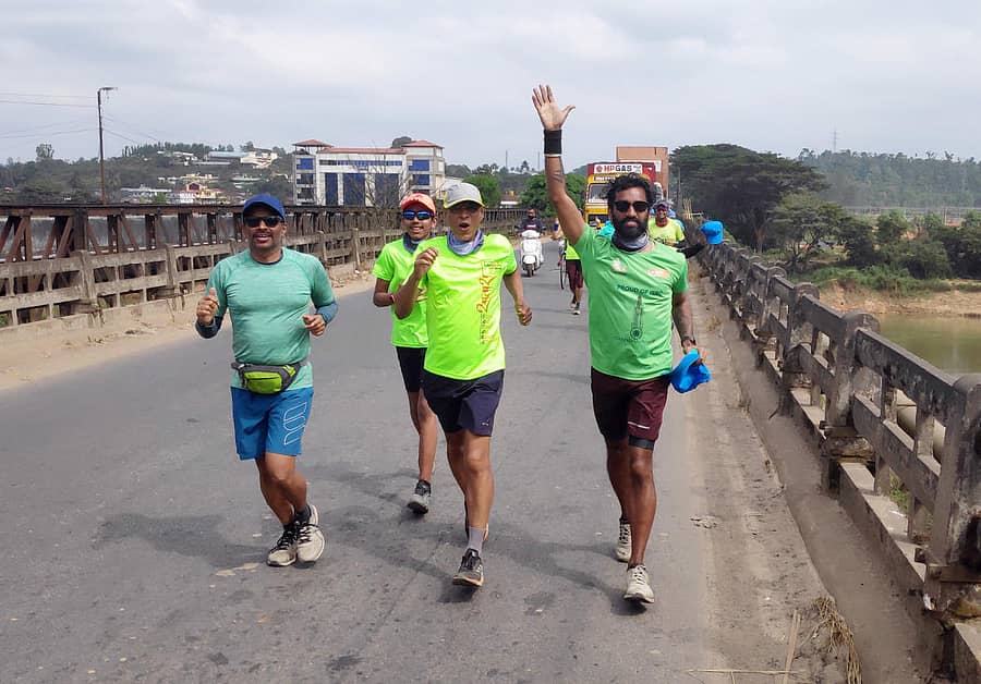 ಐದು ದಿನ ಮ್ಯಾರಥಾನ್ ಮೂಲಕ ಬೆಂಗಳೂರಿನಿಂದ ಸಕಲೇಶಪುರಕ್ಕೆ ಭಾನುವಾರ ಆಗಮಿಸಿದ ಓಟಗಾರರು