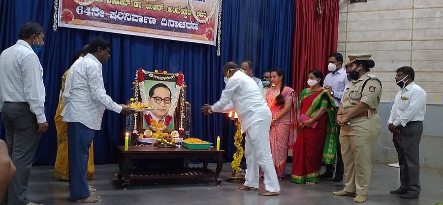 ಜೆ.ಎಚ್‌.ಪಟೇಲ್‌ ಸಭಾಂಗಣದಲ್ಲಿ ನಡೆದ ಕಾರ್ಯಕ್ರಮದಲ್ಲಿ ಶಾಸಕ ಸಿ.ಪುಟ್ಟರಂಗಶೆಟ್ಟಿ ಅವರು ಅಂಬೇಡ್ಕರ್‌ ಅವರ ಭಾವಚಿತ್ರಕ್ಕೆ ಪುಷ್ಪಾರ್ಚನೆ ಮಾಡಿದರು