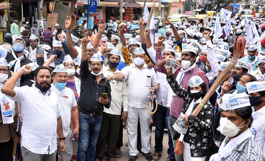 ರಾಜಾಜಿನಗರ ವಿಧಾನಸಭಾ ಕ್ಷೇತ್ರದ ಮಂಜುನಾಥ ನಗರದಲ್ಲಿ ಆಮ್ ಆದ್ಮಿ ಪಕ್ಷದ ಕಾರ್ಯಕರ್ತರು 'ಗೊರಕೆ ಸಾಕು, ಪೊರಕೆ ಬೇಕು' ಅಭಿಯಾನ ನಡೆಸಿದರು.