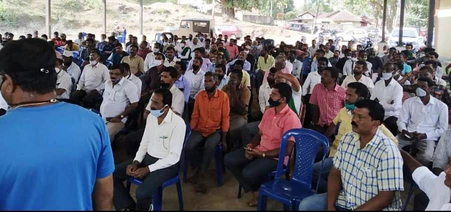 ಬಾಳೆಹೊನ್ನೂರು ಸಮೀಪದ ಸಂಗಮೇಶ್ವರ ಪೇಟೆ ಸಮುದಾಯಭವದಲ್ಲಿ ನಡೆದ ಸಭೆಯಲ್ಲಿ ಭಾಗವಹಿಸಿದ್ದ ಗ್ರಾಮಸ್ಥರು