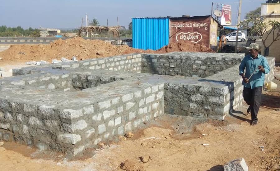 ನೂತನ ದೇಗುಲಕ್ಕೆ ಅಡಿಪಾಯ ಹಾಕಲಾಗುತ್ತಿದೆ