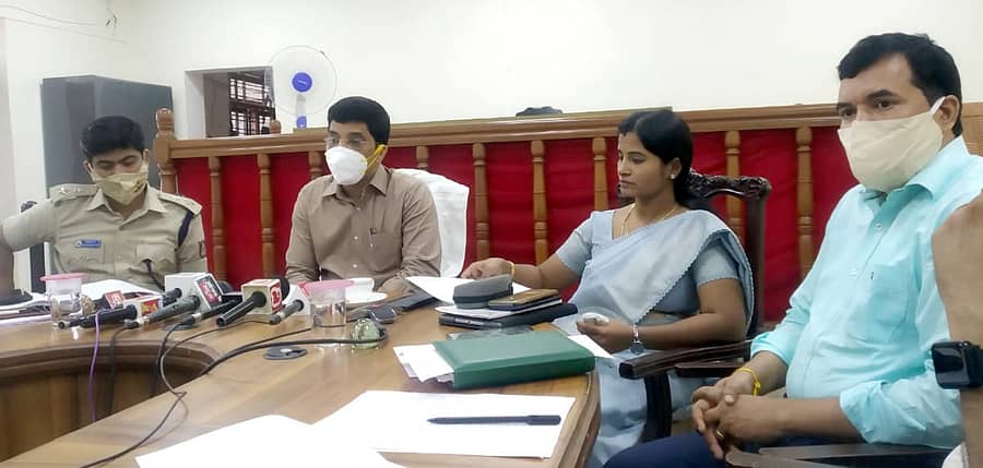 ಕಾರವಾರದಲ್ಲಿ ಸೋಮವಾರ ನಡೆದ ಸುದ್ದಿಗೋಷ್ಠಿಯಲ್ಲಿ ಜಿಲ್ಲಾಧಿಕಾರಿ ಡಾ.ಕೆ.ಹರೀಶಕುಮಾರ್ ಮಾತನಾಡಿದರು