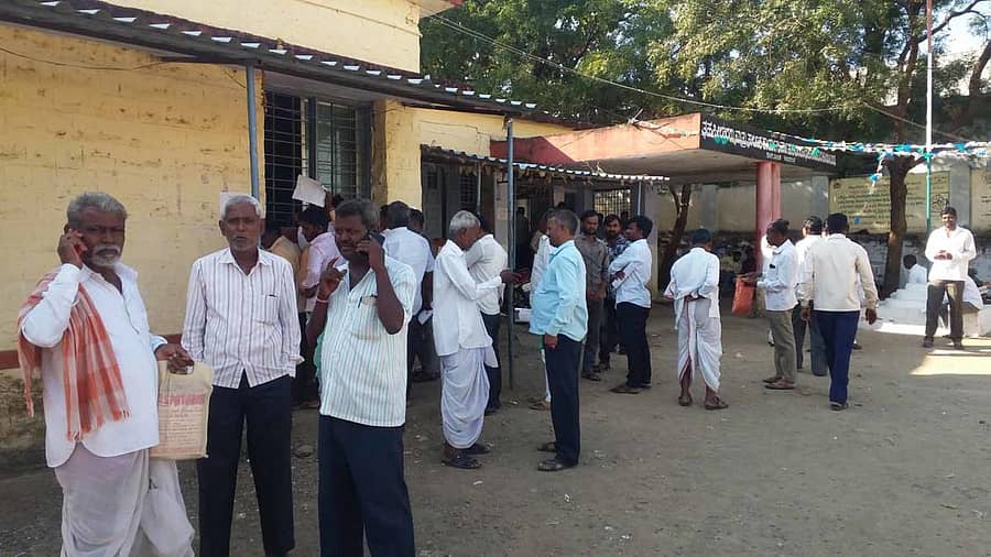 ಕಾಳಗಿ ತಹಶೀಲ್ ಕಚೇರಿಯಿಂದ ಜಾತಿ ಪ್ರಮಾಣ ಪತ್ರ ಪಡೆಯಲು ಸೇರಿದ ಜನ