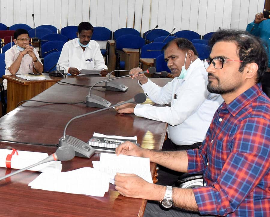 ಸಕ್ರಿಯ ಕ್ಷಯ ರೋಗ ಪತ್ತೆ ಅಭಿಯಾನ ಪ್ರಯುಕ್ತ ಬೀದರ್ನಲ್ಲಿ ನಡೆದ ಜಿಲ್ಲಾಮಟ್ಟದ ಸಮನ್ವಯ ಸಮಿತಿ ಸಭೆಯಲ್ಲಿ ಜಿಲ್ಲಾ ಪಂಚಾಯಿತಿ ಮುಖ್ಯ ಕಾರ್ಯನಿರ್ವಹಣಾಧಿಕಾರಿ ಗ್ಯಾನೇಂದ್ರಕುಮಾರ ಗಂಗ್ವಾರ್ ಮಾತನಾಡಿದರು. ಡಾ. ವಿ.ಜಿ. ರೆಡ್ಡಿ ಇದ್ದರು