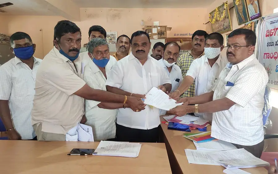 ರಾಮನಗರ ತಾಲ್ಲೂಕಿನ ಬಿಳಗುಂಬ ಗ್ರಾ.ಪಂ.ನ ರಾಜೀವ್ ಗಾಂಧಿಪುರ ಸಾಮಾನ್ಯ ಕ್ಷೇತ್ರದ ಅಭ್ಯರ್ಥಿಯಾಗಿ ಎನ್.ರಮೇಶ್ ಸೋಮವಾರ ನಾಮಪತ್ರ ಸಲ್ಲಿಸಿದರು