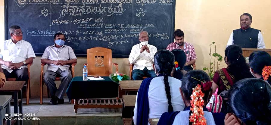 ಹಾವೇರಿ ನಗರದ ಶಿವಲಿಂಗೇಶ್ವರ ಮಹಿಳಾ ಕಾಲೇಜಿನಲ್ಲಿ ಈಚೆಗೆ ನಡೆದ ಸನ್ಮಾನ ಕಾರ್ಯಕ್ರಮದಲ್ಲಿ ಅಕ್ಕಮಹಾದೇವಿ ಮಹಿಳಾ ವಿಶ್ವವಿದ್ಯಾಲಯದ ಕುಲಪತಿ ಓಂಕಾರ ಕಾಕಡೆ ಮಾತನಾಡಿದರು 