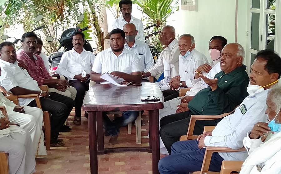 ಕಾರ್ಯಕರ್ತರ ಸಭೆಯಲ್ಲಿ ಮಾತನಾಡುತ್ತಿರುವ ರಮೇಶ್ ಕುಮಾರ್