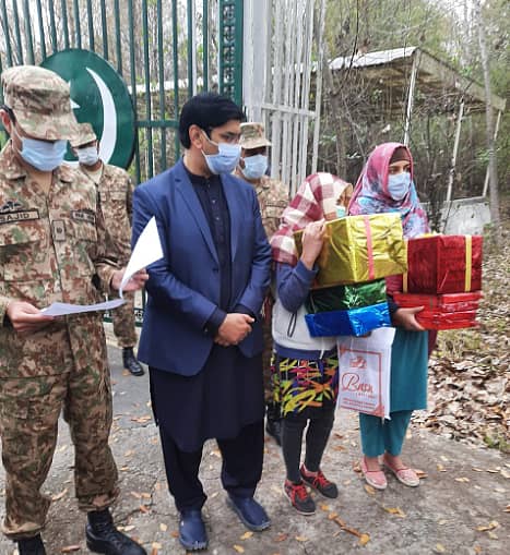 ಅಜಾಗರುಕವಾಗಿ ಭಾರತದ ಗಡಿಯೊಳಗೆ ಪ್ರವೇಶಿಸಿದ್ದ ಕಾರಣಕ್ಕೆ ವಶಕ್ಕೆ ಪಡೆಯಲಾಗಿದ್ದ ಪಾಕಿಸ್ತಾನ ಆಕ್ರಮಿತ ಕಾಶ್ಮೀರದ (ಪಿಒಕೆ) ಇಬ್ಬರು ಸಹೋದರಿಯರನ್ನು ಸೋಮವಾರ ವಾಪಸ್ ಕಳುಹಿಸಲಾಗಿದೆ