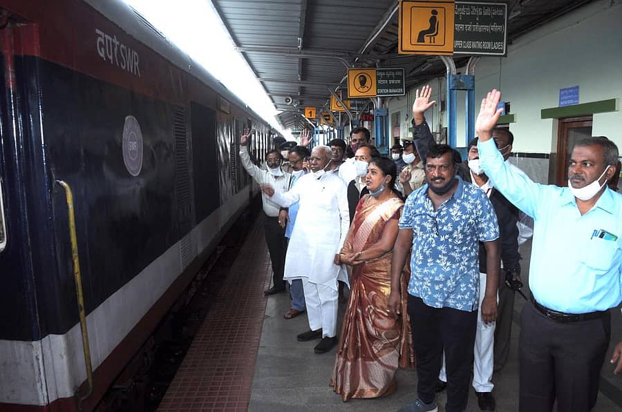 ಬೆಂಗಳೂರು ಪ್ಯಾಸೆಂಜರ್ ರೈಲಿಗೆ ತುಮಕೂರು ನಿಲ್ದಾಣದಲ್ಲಿ ಸಂಸದ ಜಿ.ಎಸ್.ಬಸವರಾಜ್ ಚಾಲನೆ ನೀಡಿದರು