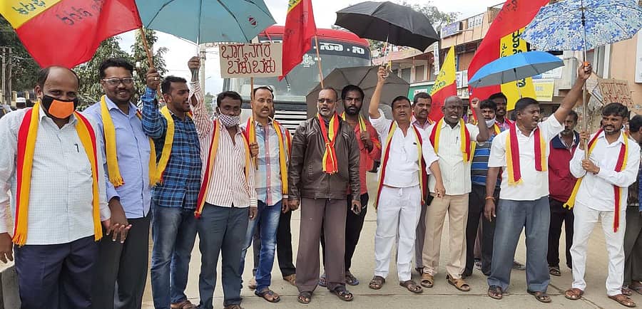 ಬಾಗೇಪಲ್ಲಿ ಪಟ್ಟಣದ ಮುಖ್ಯರಸ್ತೆಯಲ್ಲಿ ಕರವೇ ಸ್ವಾಭಿಮಾನದ ಮುಖಂಡರು ಛತ್ರಿಗಳನ್ನು ಹಿಡಿದು ಪ್ರತಿಭಟನೆ ಮಾಡಿದರು
