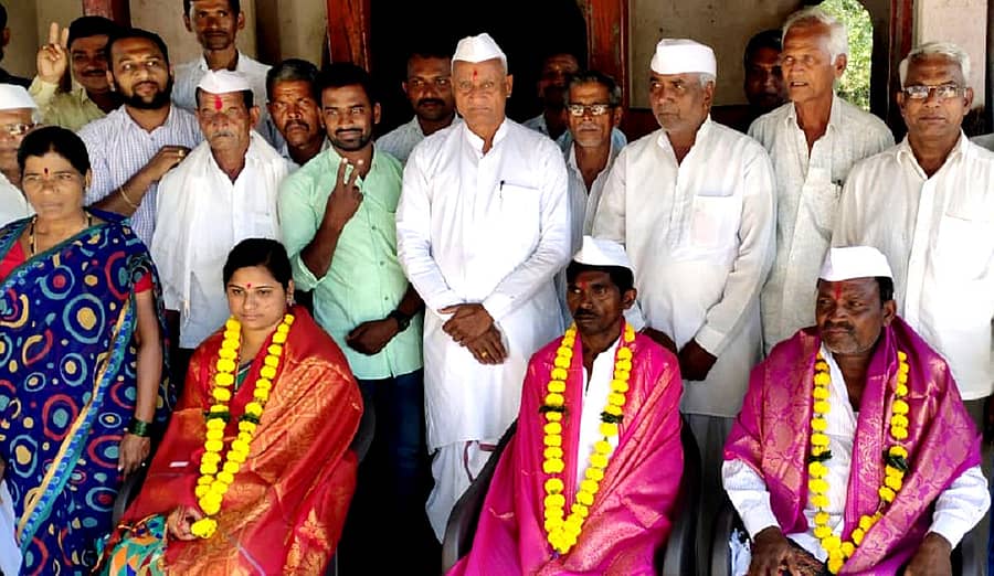 ಬಸವಕಲ್ಯಾಣ ತಾಲ್ಲೂಕಿನ ಶಿರಗಾಪುರದಲ್ಲಿ ನೂತನ ಗ್ರಾಮ ಪಂಚಾಯಿತಿ ಸದಸ್ಯರನ್ನಾಗಿ ಸಾವಿತ್ರಾ ಯಾಚೆ, ಶಿವಶಂಕರ ಜಮಾದಾರ, ಮಾರುತಿ ಸಜ್ಜನ್ ಅವರನ್ನು ಅವಿರೋಧವಾಗಿ ಆಯ್ಕೆ ಮಾಡಿ ಸನ್ಮಾನಿಸಲಾಯಿತು