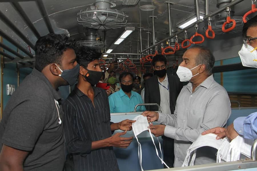 ಪ್ರಯಾಣಿಕರಿಗೆ ಮಾಸ್ಕ್ ವಿತರಿಸಿದ ಸಂಸದ ಪಿ.ಸಿ. ಮೋಹನ್