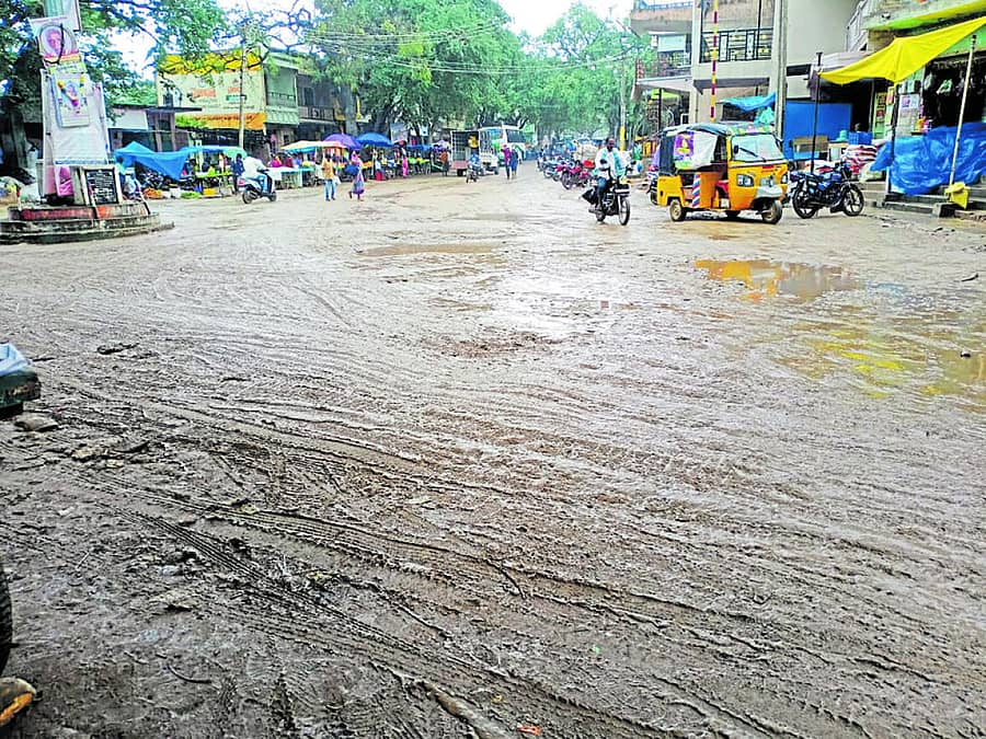 ಜಡಿಮಳೆಗೆ ಚೇಳೂರಿನ ಎಂಜಿ ವೃತ್ತ ಕೆಸರು ಗದ್ದೆಯಾಗಿದೆ