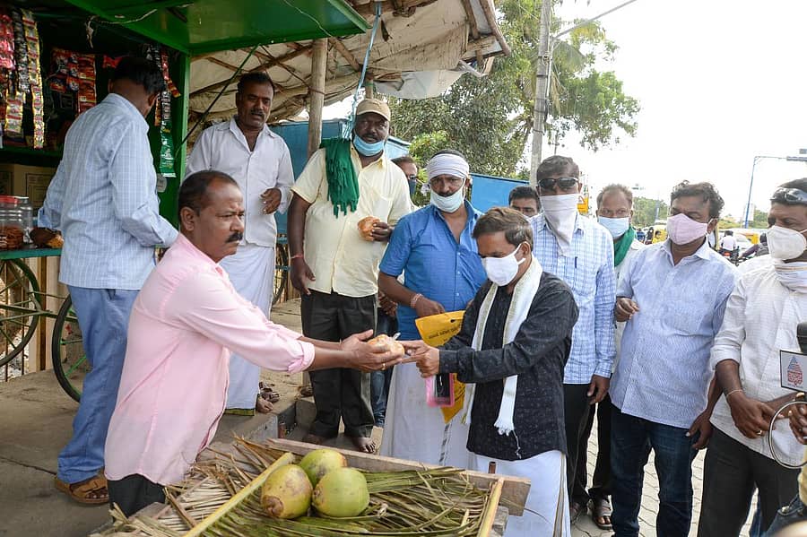 ವಿವಿಧ ಸಂಘಟನೆಗಳು ಕರೆ ನೀಡಿರುವ ಭಾರತ್ ಬಂದ್ಗೆ ಬೆಂಬಲಿಸಿ ರೈತ ಮುಖಂಡ ಹಾಗೂ ಜಿಲ್ಲಾ ಪಂಚಾಯತ್ ಸದಸ್ಯ ತೇಜಸ್ವಿ ಪಟೇಲ್ ಅವರು ಅನ್ನದಾತನಿಗೆ ಅನ್ನ (ಆಹಾರ) ನೀಡುವ ಮೂಲಕ ದಾವಣಗೆರೆಯ ಹದಡಿ ರಸ್ತೆಯಲ್ಲಿ ಪ್ರತಿಭಟನೆ ನಡೆಸಿದರು–ಪ್ರಜಾವಾಣಿ ಚಿತ್ರ/ ಸತೀಶ ಬಡಿಗೇರ್