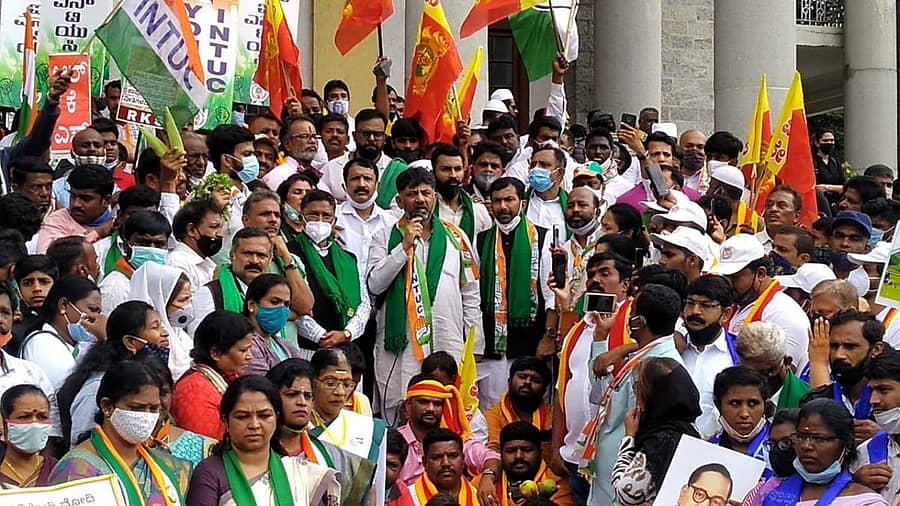 ಬಂದ್ ಬೆಂಬಲಿಸಿ ಟೌನ್ಹಾಲ್ ಬಳಿ ರೈತರು ನಡೆಸಿದ ಪ್ರತಿಭಟನೆಯಲ್ಲಿ ಕೆಪಿಸಿಸಿ ಅಧ್ಯಕ್ಷ ಡಿ.ಕೆ.ಶಿವಕುಮಾರ್ ಮಾತನಾಡಿದರು