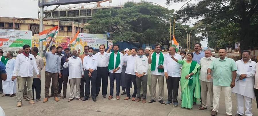 ಕೇಂದ್ರ ಸರ್ಕಾರದ ಕೃಷಿ ವಿರೋಧಿ ನೀತಿ ಖಂಡಿಸಿ ಮಂಗಳವಾರ ಕರೆ ನೀಡಲಾಗಿದ್ದ ಭಾರತ ಬಂದ್ ಬೆಂಬಲಿಸಿ ಬೆಳಗಾವಿಯಲ್ಲಿ ಕಾಂಗ್ರೆಸ್ ಕಾರ್ಯಕರ್ತರು ಪ್ರತಿಭಟನೆ ನಡೆಸಿದರು