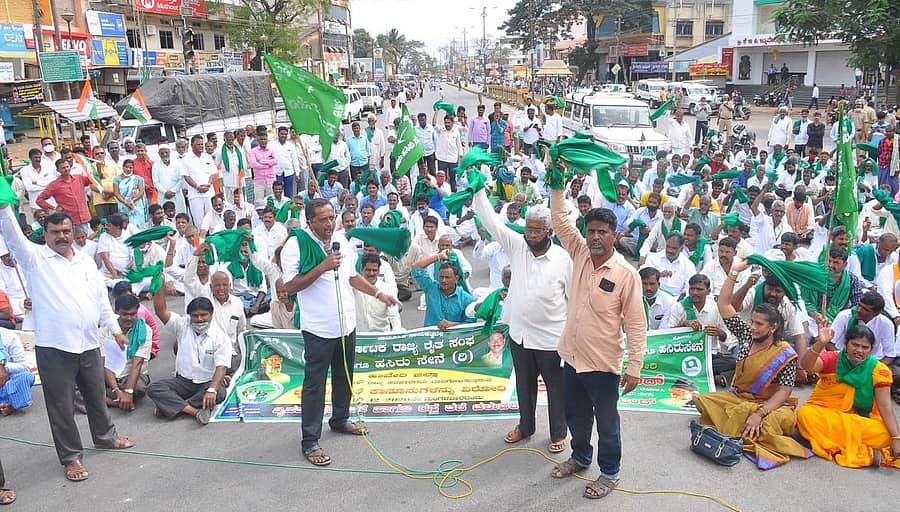 ‘ಭಾರತ್ ಬಂದ್’ ಬೆಂಬಲಿಸಿ ಕರ್ನಾಟಕ ರಾಜ್ಯ ರೈತ ಸಂಘ ಹಾಗೂ ಹಸಿರು ಸೇನೆಯ ಜಿಲ್ಲಾ ಘಟಕದ ವತಿಯಿಂದ ಹಾವೇರಿ ನಗರದ ಹೊಸಮನಿ ಸಿದ್ದಪ್ಪ ವೃತ್ತದಲ್ಲಿ ಪ್ರತಿಭಟನೆ ನಡೆಯಿತು. ರೈತ ಮುಖಂಡರಾದ ರಾಮಣ್ಣ ಕೆಂಚಳ್ಳೇರ, ಮಲ್ಲಿಕಾರ್ಜುನ ಬಳ್ಳಾರಿ, ಮಾಲತೇಶ ಪೂಜಾರ ಇದ್ದಾರೆ