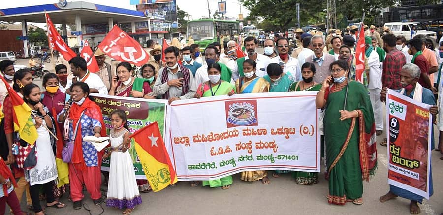 ಭಾರತ್ ಬಂದ್ ಅಂಗವಾಗಿ ಮಂಡ್ಯದ ಜೆಸಿ ವೃತ್ತದಲ್ಲಿ ವಿವಿಧ ಸಂಘಟನೆಗಳ ಸದಸ್ಯರು ಹೆದ್ದಾರಿ ತಡೆದು ಪ್ರತಿಭಟನೆ ನಡೆಸಿದರು