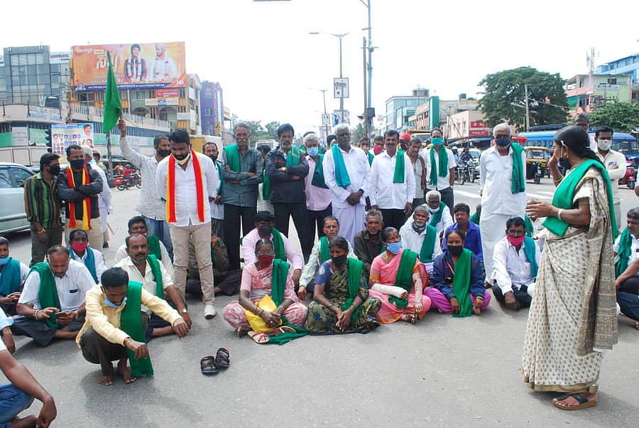 ಐಜೂರು ವೃತ್ತದಲ್ಲಿ ನಡೆದ ಪ್ರತಿಭಟನೆಯಲ್ಲಿ ರೈತ ಸಂಘದ ರಾಜ್ಯ ಉಪಾಧ್ಯಕ್ಷೆ ಅನಸೂಯಮ್ಮ ಮಾತನಾಡಿದರು