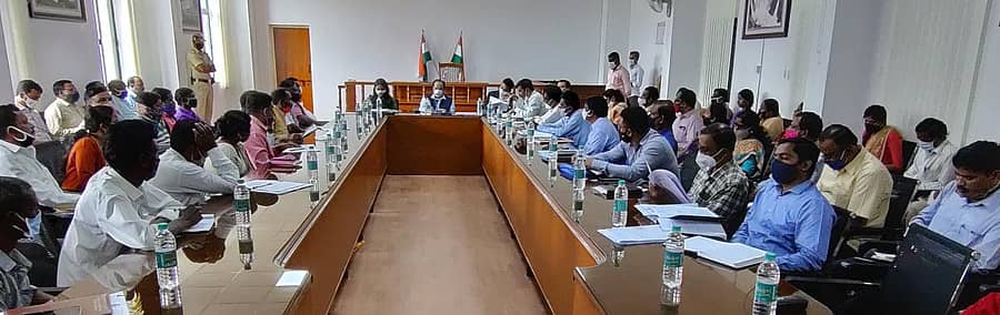 ಜಿಲ್ಲಾಧಿಕಾರಿ ಡಾ.ಎಂ.ಆರ್.ರವಿ ಅವರ ನೇತೃತ್ವದಲ್ಲಿ ಜಿಲ್ಲಾ ಪರಿಶಿಷ್ಟ ಪಂಗಡದವರ ಕುಂದು ಕೊರತೆ ಸಮಿತಿ ಸಭೆ ಮಂಗಳವಾರ ನಡೆಯಿತು