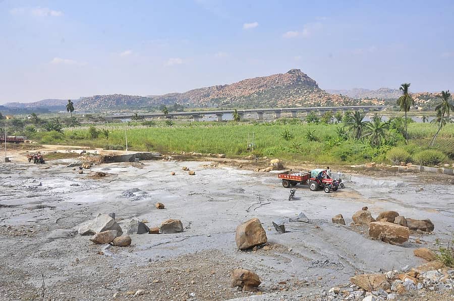 ಹೊಸಪೇಟೆ ತಾಲ್ಲೂಕಿನ ಬುಕ್ಕಸಾಗರದ ಬಳಿ ನಡೆಯುತ್ತಿರುವ ಕಲ್ಲು ಗಣಿಗಾರಿಕೆಯಿಂದ ಗುಡ್ಡ ಕರಗಿ ತುಂಗಭದ್ರಾ ನದಿ ಪಾತ್ರಕ್ಕೆ ಸಮನಾಗಿರುವುದು