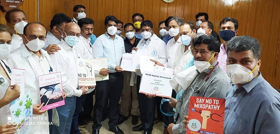 ತುಮಕೂರಿನಲ್ಲಿ ವೈದ್ಯರು ಮಂಗಳವಾರ ಜಿಲ್ಲಾಧಿಕಾರಿ ಡಾ.ರಾಕೇಶ್ ಕುಮಾರ್ ಅವರಿಗೆ ಮನವಿ ಸಲ್ಲಿಸಿದರು