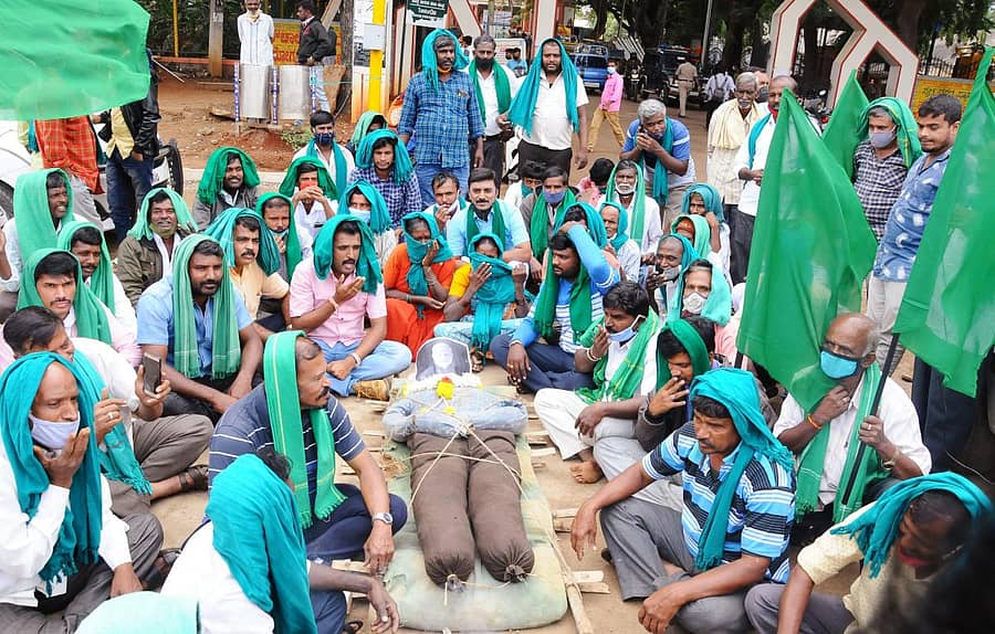 ತುಮಕೂರಿನಲ್ಲಿ ರೈತ ಸಂಘದ ನೇತೃತ್ವದಲ್ಲಿ ಕೇಂದ್ರ ಸರ್ಕಾರದ ಅಣಕು ಶವಯಾತ್ರೆ ನಡೆಸಲಾಯಿತು