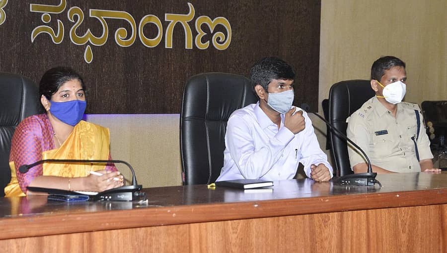 ಶಿವಮೊಗ್ಗದಲ್ಲಿ ಮಂಗಳವಾರ ನಡೆದ ಶಾಂತಿ ಸಮಿತಿ ಸಭೆಯಲ್ಲಿ ಜಿಲ್ಲಾಧಿಕಾರಿ ಕೆ.ಬಿ.ಶಿವಕುಮಾರ್ ಮಾತನಾಡಿದರು.