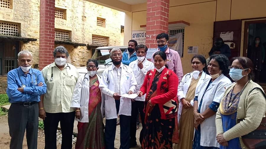 ಕೆಜಿಎಫ್ ಭಾರತೀಯ ವೈದ್ಯಕೀಯ ಸಂಘದ ಸದಸ್ಯರು ಮಂಗಳವಾರ ತಹಶೀಲ್ದಾರ್ ಸುಜಾತ ಅವರಿಗೆ ಮನವಿ ಸಲ್ಲಿಸಿ, ಅಲೋಪತಿ ಪದ್ಧತಿಯನ್ನು ರಕ್ಷಿಸಬೇಕು ಎಂದು ಕೋರಿದರು